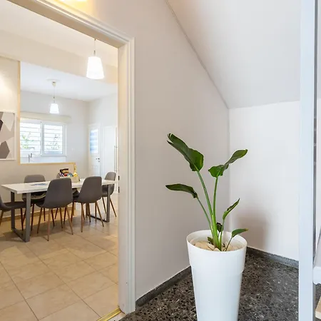 A Homes Greece - Urban Garden Retreat * Kalamata