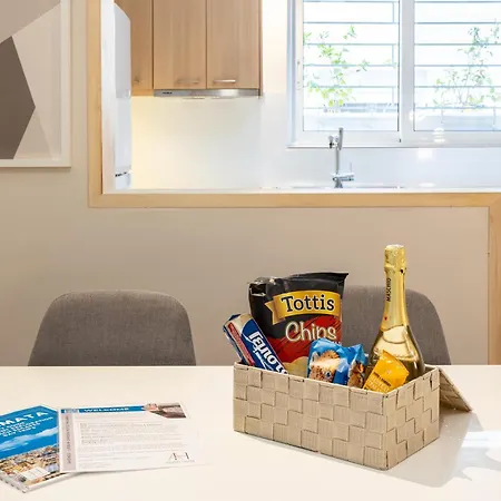 Elegant Garden Walk To Center 2br 펜션 칼라마타