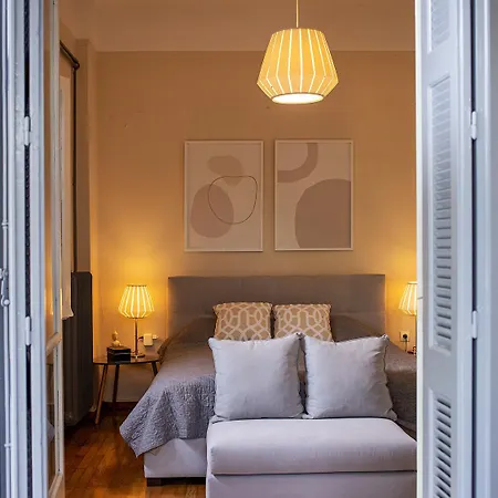 Elegant Garden Walk To Center 2br