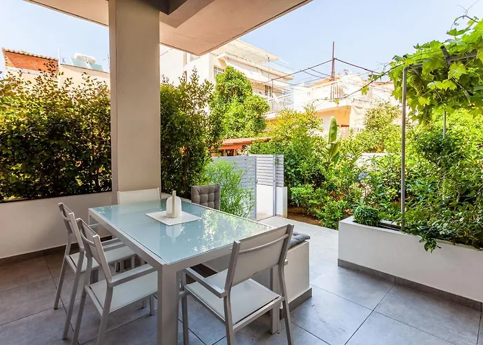 Elegant Garden Walk To Center 2br 칼라마타