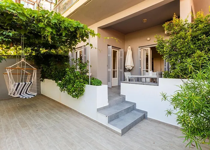 펜션 Elegant Garden Walk To Center 2br *