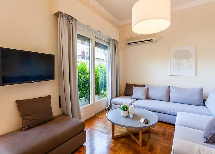 펜션 Elegant Garden Walk To Center 2br