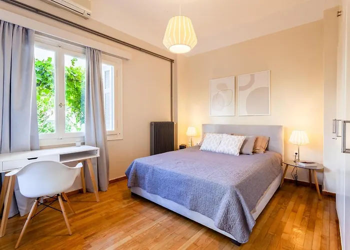 Elegant Garden Walk To Center 2br