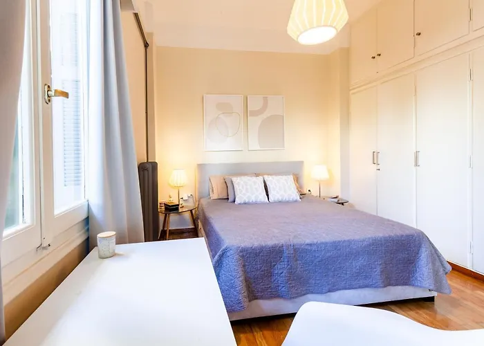 Elegant Garden Walk To Center 2br 칼라마타