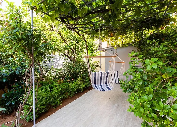 Feriehus Elegant Garden Walk To Center 2br Kalamata