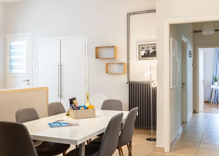 Elegant Garden Walk To Center 2br 칼라마타