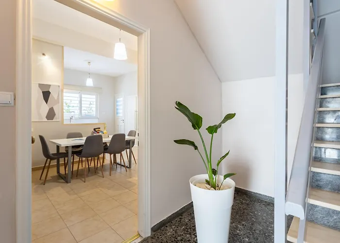 Elegant Garden Walk To Center 2br * 칼라마타