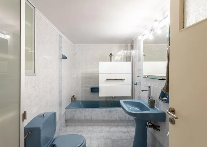 Elegant Garden Walk To Center 2br