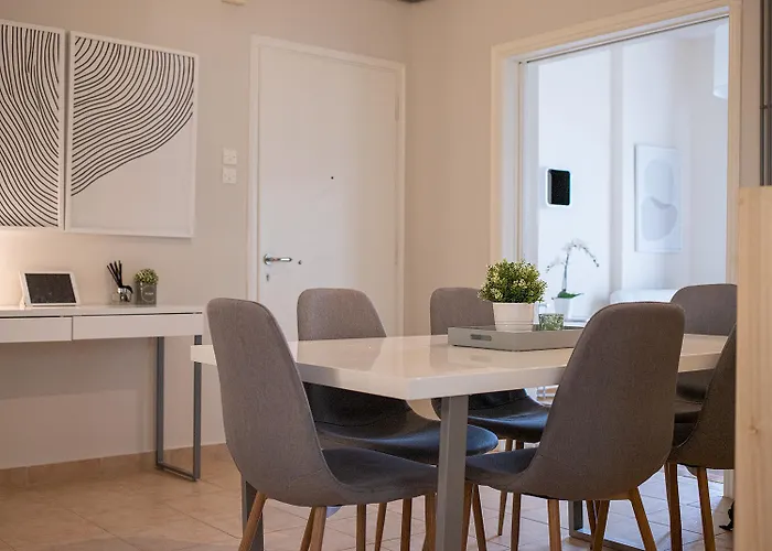 Elegant Garden Walk To Center 2br 칼라마타