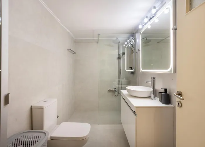 Elegant Garden Walk To Center 2br