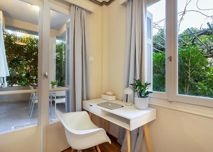 Elegant Garden Walk To Center 2br Feriehus Kalamata