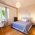 Elegant Garden Walk To Center 2br