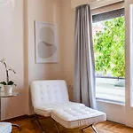 펜션 Elegant Garden Walk To Center 2br *