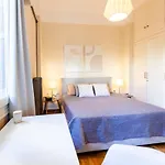 Elegant Garden Walk To Center 2br 칼라마타
