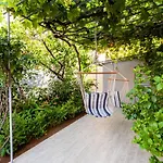 Nyaraló Elegant Garden Walk To Center 2br Kalamáta