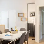 Elegant Garden Walk To Center 2br 卡拉马塔