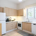 Elegant Garden Walk To Center 2br *