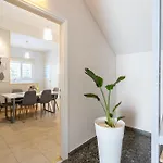 Elegant Garden Walk To Center 2br * 卡拉马塔