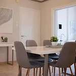 Elegant Garden Walk To Center 2br 칼라마타
