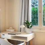 Elegant Garden Walk To Center 2br 칼라마타
