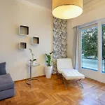 Elegant Garden Walk To Center 2br 度假居