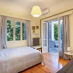 펜션 Elegant Garden Walk To Center 2br
