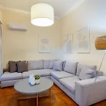 Elegant Garden Walk To Center 2br 度假居