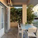 Elegant Garden Walk To Center 2br 卡拉马塔