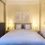 펜션 Elegant Garden Walk To Center 2br