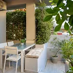 Elegant Garden Walk To Center 2br 펜션 칼라마타