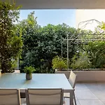 Elegant Garden Walk To Center 2br