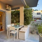 펜션 Elegant Garden Walk To Center 2br