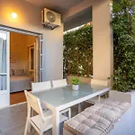 Elegant Garden Walk To Center 2br 펜션 칼라마타