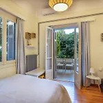 Elegant Garden Walk To Center 2br