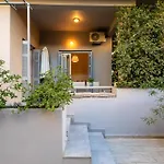 Elegant Garden Walk To Center 2br