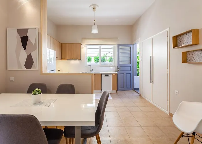 Elegant Garden Walk To Center 2br