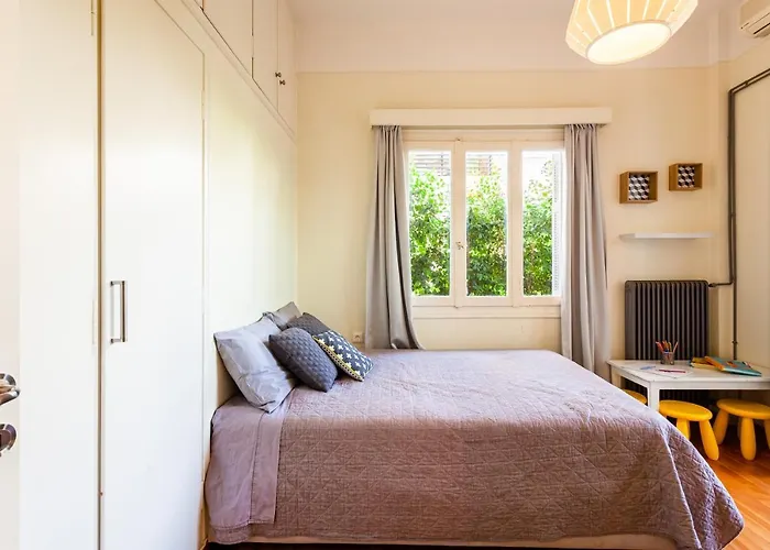 Elegant Garden Walk To Center 2br Feriehus