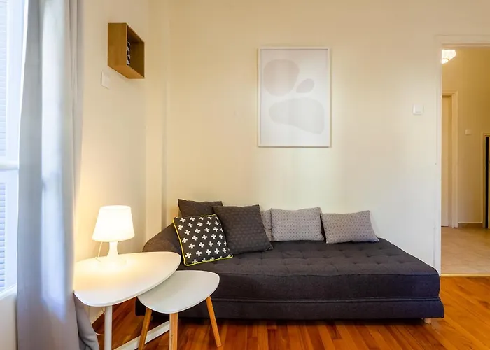 Elegant Garden Walk To Center 2br Kalamata