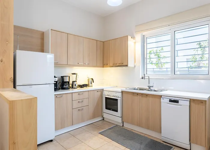 Elegant Garden Walk To Center 2br *