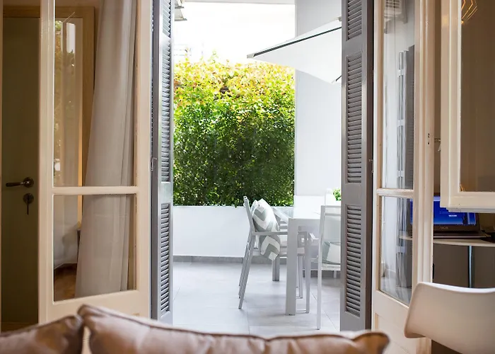 Semesterbostad Elegant Garden Walk To Center 2br