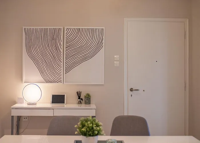 Elegant Garden Walk To Center 2br Hébergement de vacances