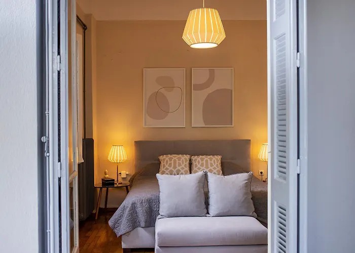 Elegant Garden Walk To Center 2br