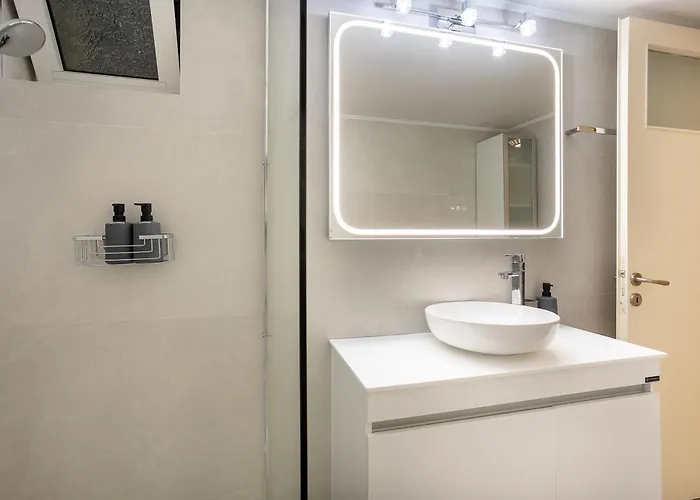 Hébergement de vacances Elegant Garden Walk To Center 2br