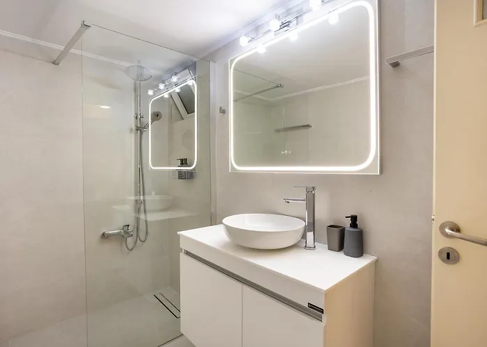Semesterbostad Elegant Garden Walk To Center 2br *