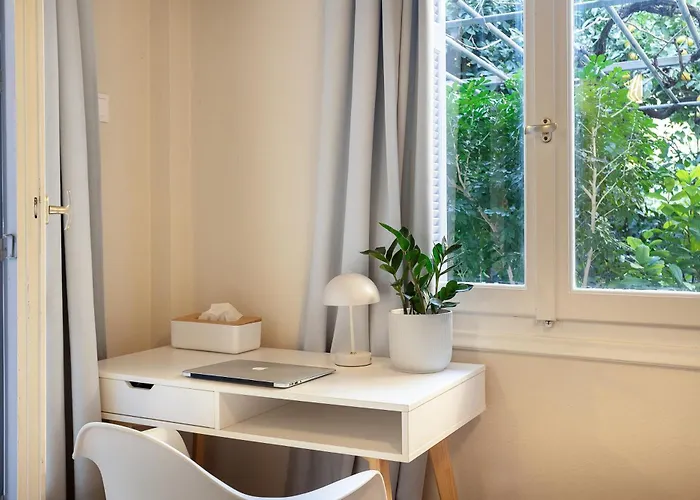 Elegant Garden Walk To Center 2br Kalamata