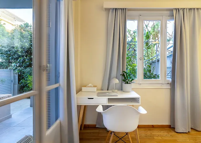 Semesterbostad Elegant Garden Walk To Center 2br Kalamata
