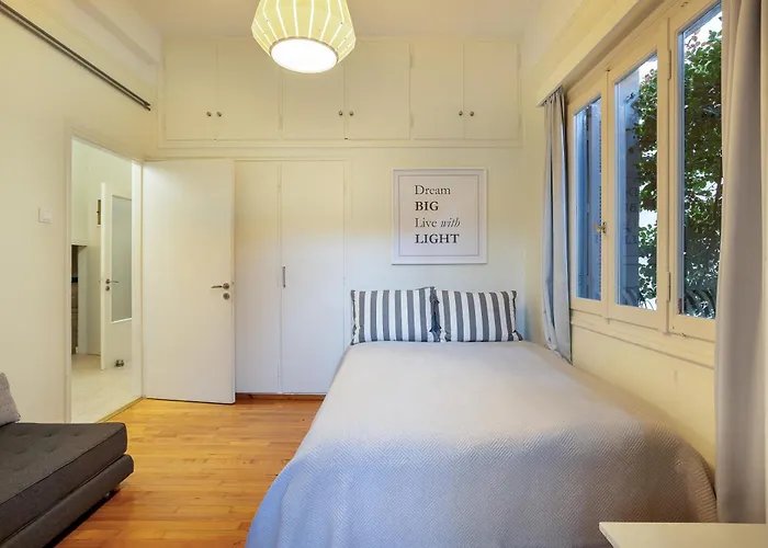Elegant Garden Walk To Center 2br Kalamata