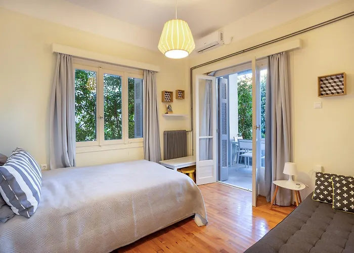 Hébergement de vacances Elegant Garden Walk To Center 2br