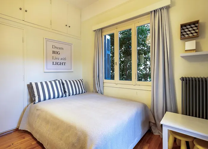 Elegant Garden Walk To Center 2br Kalamata