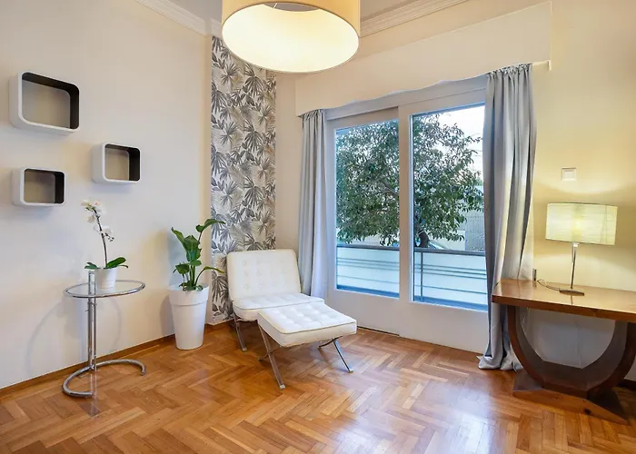Elegant Garden Walk To Center 2br